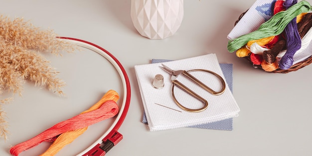 materiały do haftu: mulina, tamborki, tkaniny